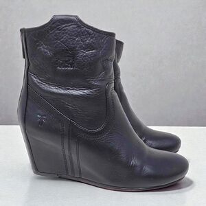 Frye Carson Women Size 8M 3470656 Black Leather Wedge Ankle Back Zip Bootie Boot